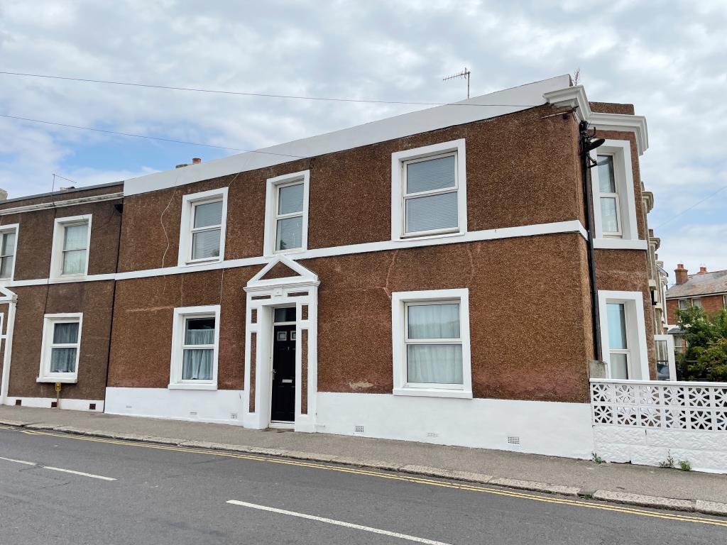 Lot: 139 - DOUBLE FRONTED END-TERRACE PROPERTY COMPRISING TWO SELF-CONTAINED FLATS -